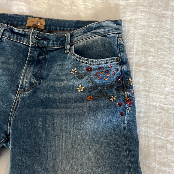 Driftwood Embroidered Jeans, Audrey Classic Fit Size 30 - Picture 4 of 13